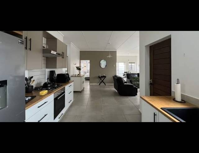 3 BEDROOM HOUSE FOR SALE IN MOOIKLOOF COUNTRY ESTATE